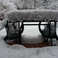 Neige en mars sur le salon de jardin